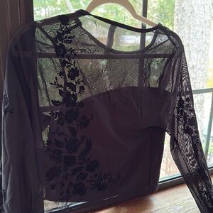 SOLD 🖤 RARE NWT Athleta crushed velvet rose mesh crop top